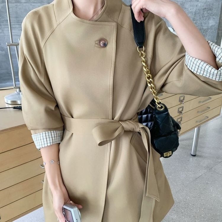 Palton trench mediu pentru femei de talie mică, croială lejeră, stil britanic, guler polo, mâneci prințese, primăvara 2025