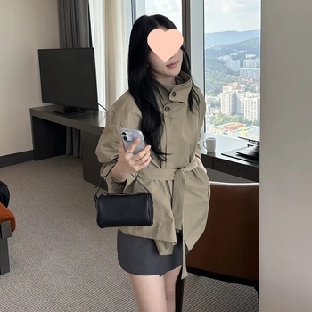 Laza szabású rövid windbreaker dzseki ultra rövid hosszú, álló gallérral, fűzős zárással, pamut-keverék anyagból, egyszínű