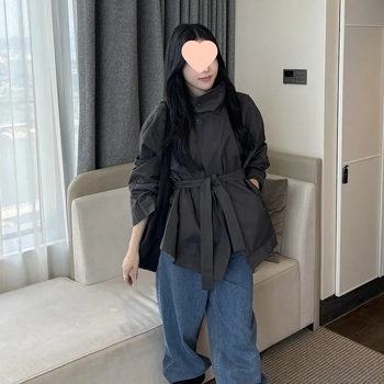 Laza szabású rövid windbreaker dzseki ultra rövid hosszú, álló gallérral, fűzős zárással, pamut-keverék anyagból, egyszínű