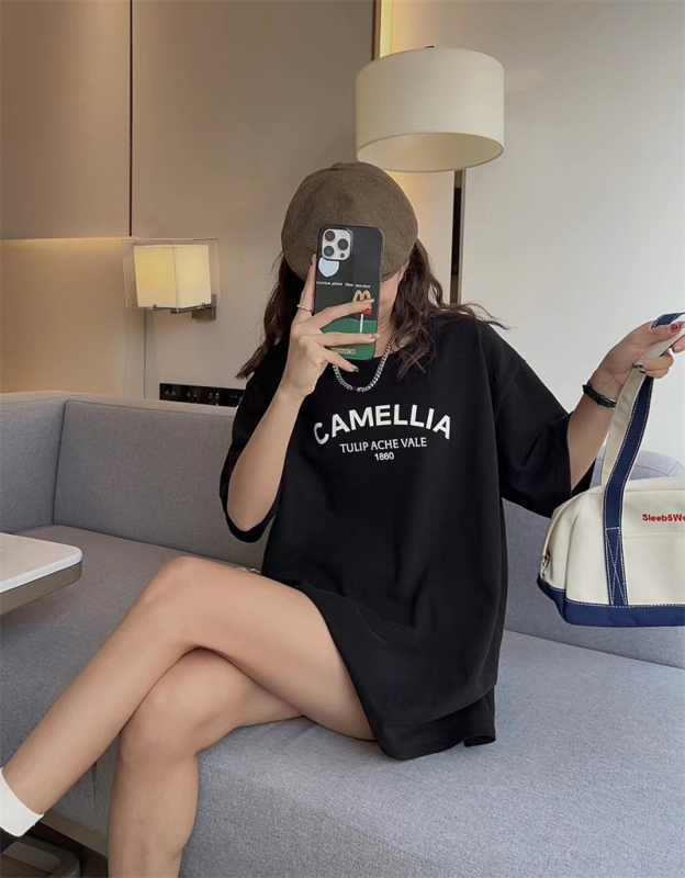 Pamut kereknyakú póló koreai stílusú laza szabásban, betűs nyomtatás, rövid ujjú