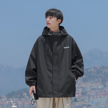 Férfi könnyű szélálló kabát, állógallérral, egysoros záródással, hímzett zsebek