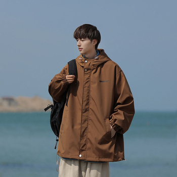 Férfi könnyű szélálló kabát, állógallérral, egysoros záródással, hímzett zsebek