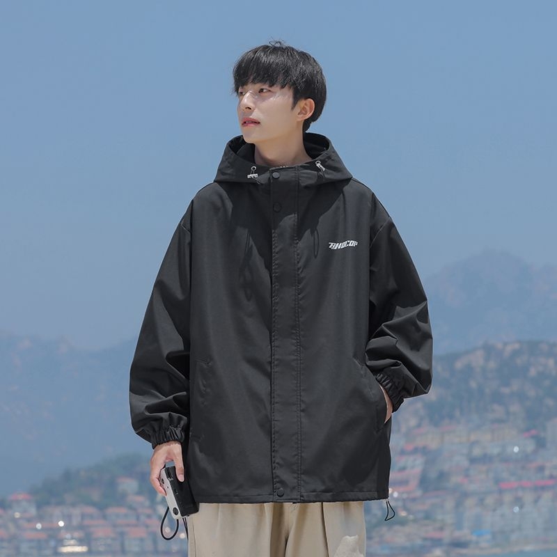 Férfi könnyű szélálló kabát, állógallérral, egysoros záródással, hímzett zsebek