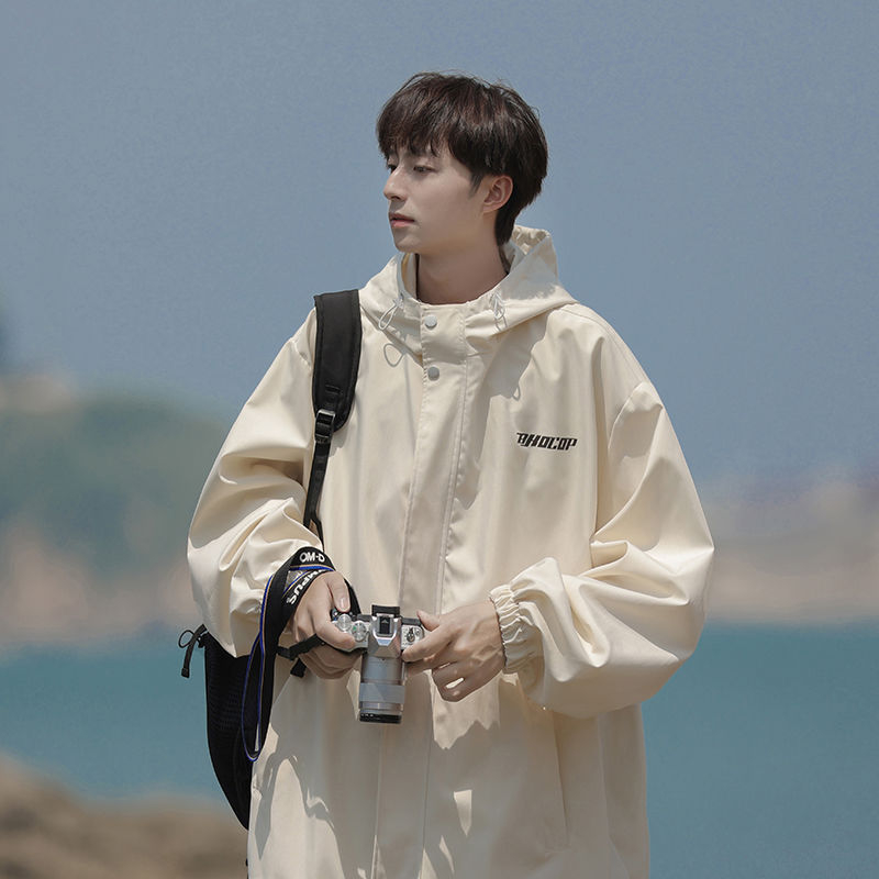 Férfi könnyű szélálló kabát, állógallérral, egysoros záródással, hímzett zsebek