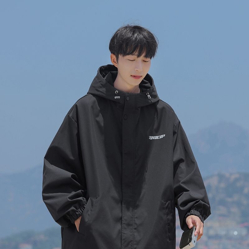 Férfi könnyű szélálló kabát, állógallérral, egysoros záródással, hímzett zsebek