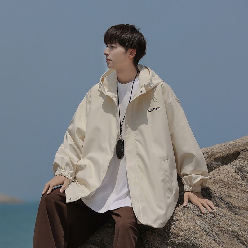 Férfi könnyű szélálló kabát, állógallérral, egysoros záródással, hímzett zsebek