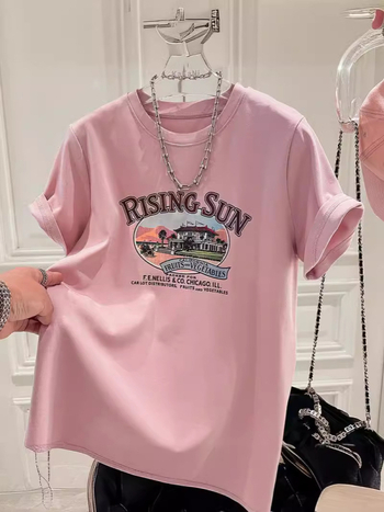 Női 95%+ pamut rövid ujjú póló, anime karikatúra mintával, lazán szabott, középhosszú, kerek nyakú, nyár 2025