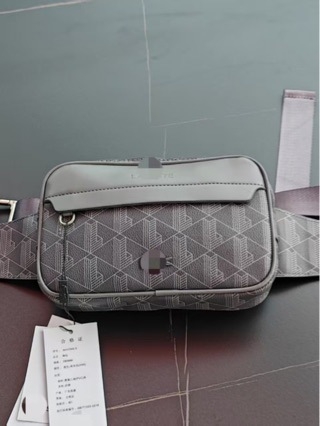 Férfi mellkasi táska, városi minimalist stílus, csíkos mintázat, belső nylon, vízálló és antibakteriális, elfér 8 hüvelykes laptop, 2025 tavasz