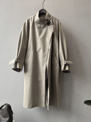 Kaput u Cape stilu, dužine do koljena, stojeći ovratnik, slobodan kroj, proljeće–jesen, poliesterska smjesa