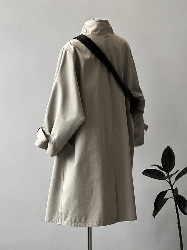 Kaput u Cape stilu, dužine do koljena, stojeći ovratnik, slobodan kroj, proljeće–jesen, poliesterska smjesa