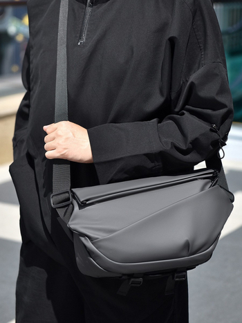 Muška crossbody torba, najlon materijal, prozračna i vodootporna, za rekreacijska putovanja