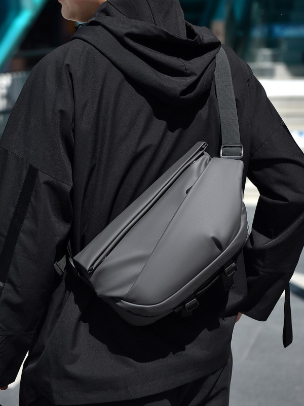 Muška crossbody torba, najlon materijal, prozračna i vodootporna, za rekreacijska putovanja