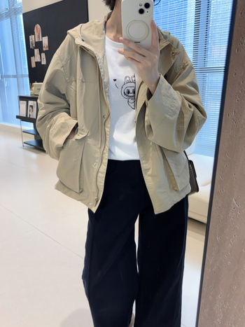 Geacă de nylon cu glugă, croială lejeră, buzunare mari cu clapă, fermoar, toamna 2025