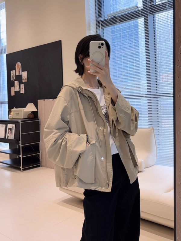 Geacă de nylon cu glugă, croială lejeră, buzunare mari cu clapă, fermoar, toamna 2025