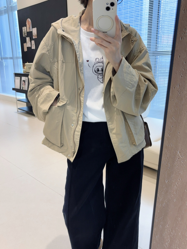 Geacă de nylon cu glugă, croială lejeră, buzunare mari cu clapă, fermoar, toamna 2025