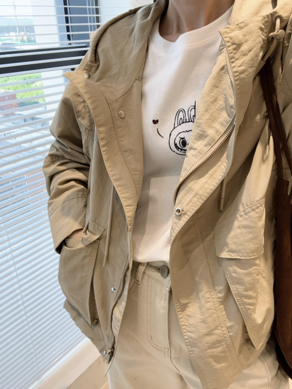 Geacă de nylon cu glugă, croială lejeră, buzunare mari cu clapă, fermoar, toamna 2025