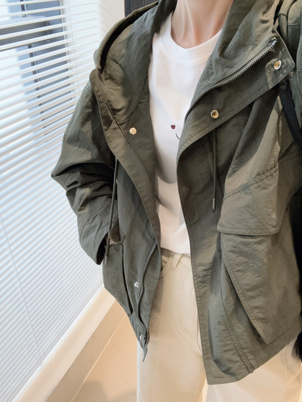 Geacă de nylon cu glugă, croială lejeră, buzunare mari cu clapă, fermoar, toamna 2025