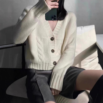 Cardigan tricotat cu decolteu în V, model twist, grosime medie, mâneci lungi, închidere cu trei nasturi