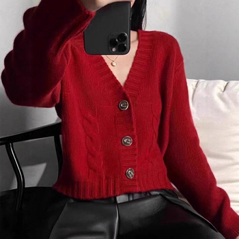 Cardigan tricotat cu decolteu în V, model twist, grosime medie, mâneci lungi, închidere cu trei nasturi