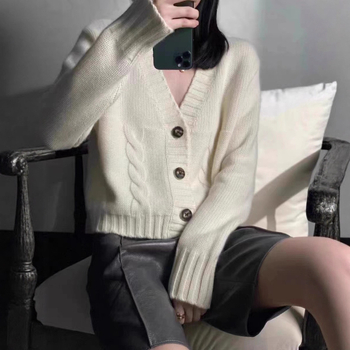 Cardigan tricotat cu decolteu în V, model twist, grosime medie, mâneci lungi, închidere cu trei nasturi