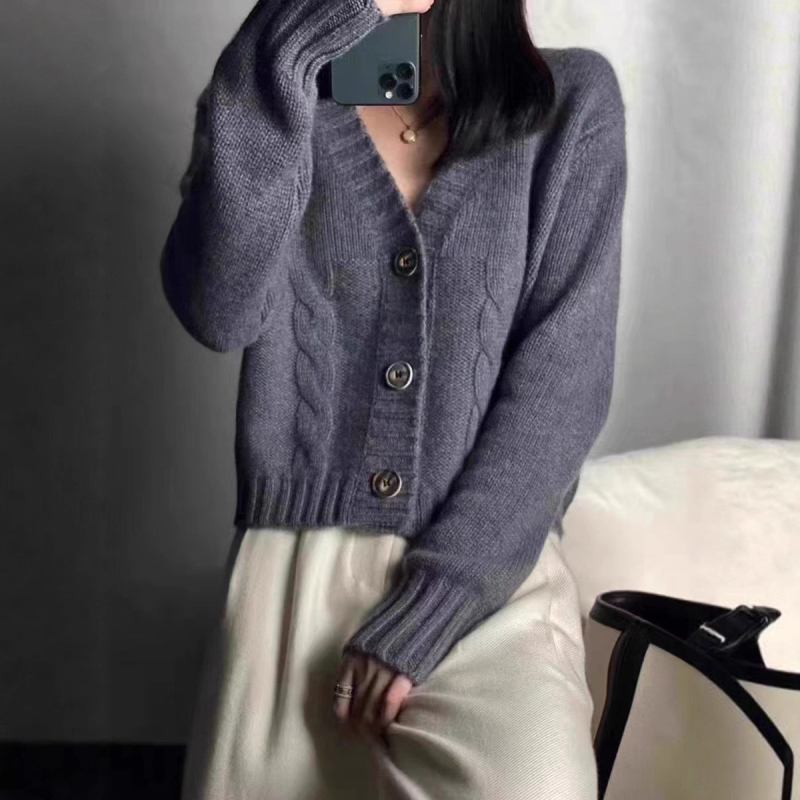 Cardigan tricotat cu decolteu în V, model twist, grosime medie, mâneci lungi, închidere cu trei nasturi