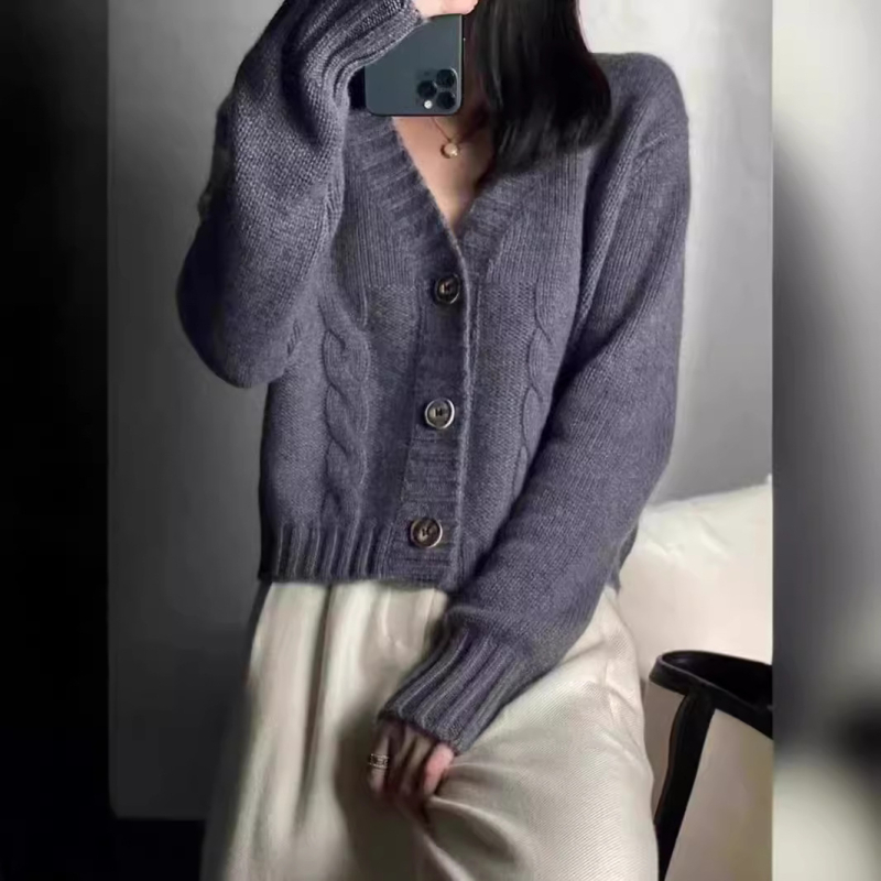 Cardigan tricotat cu decolteu în V, model twist, grosime medie, mâneci lungi, închidere cu trei nasturi