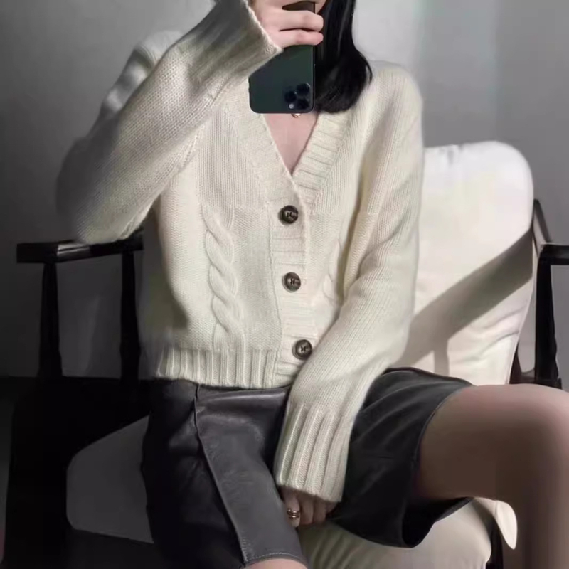 Cardigan tricotat cu decolteu în V, model twist, grosime medie, mâneci lungi, închidere cu trei nasturi