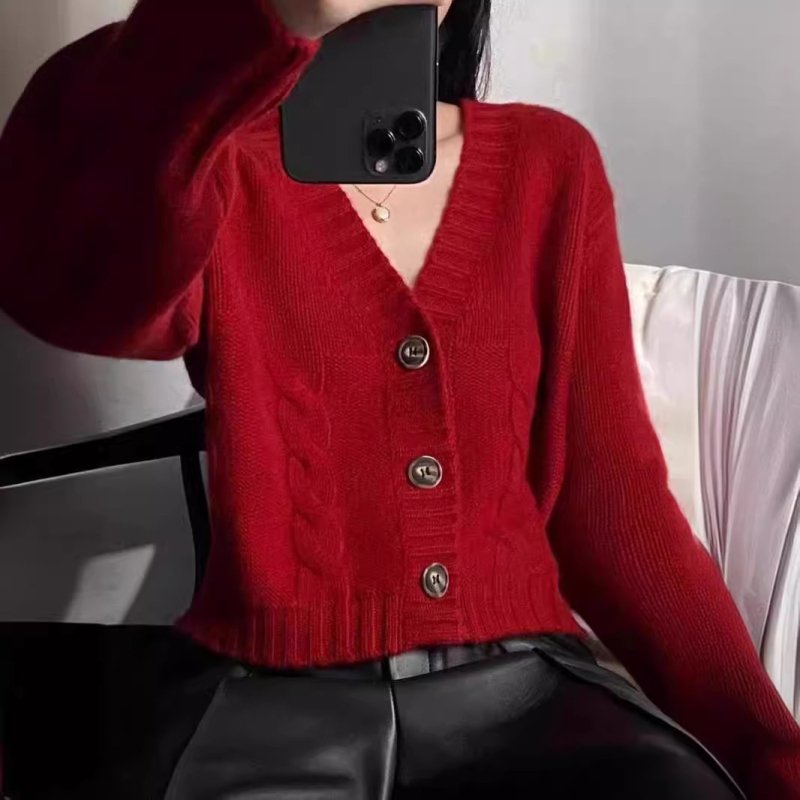 Cardigan tricotat cu decolteu în V, model twist, grosime medie, mâneci lungi, închidere cu trei nasturi