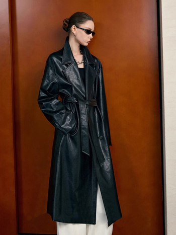 Geacă din piele tip windbreaker - finisaj uzat, croială lejeră, închidere cu șnur, nasturi dubli