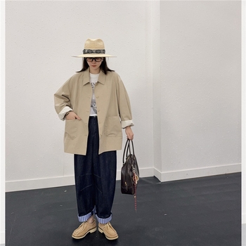 Jachetă scurtă pentru femei din amestec de bumbac, croială A-line, lungime medie-lungă 65–80 cm, guler polo, fără mâneci.