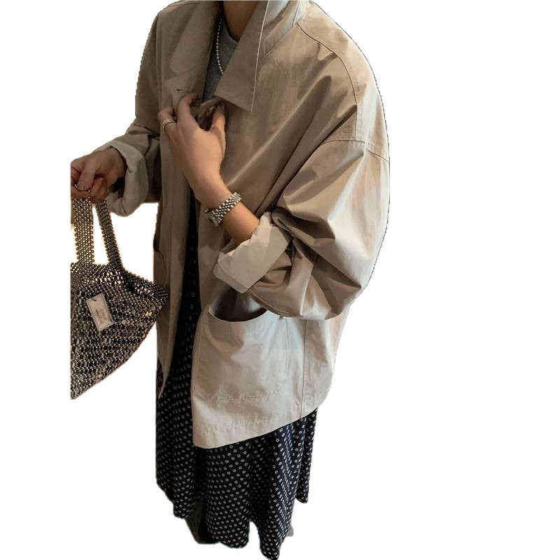 Jachetă scurtă pentru femei din amestec de bumbac, croială A-line, lungime medie-lungă 65–80 cm, guler polo, fără mâneci.