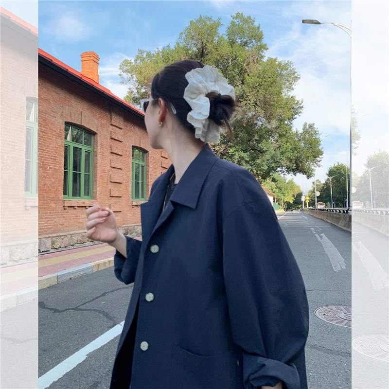 Jachetă scurtă pentru femei din amestec de bumbac, croială A-line, lungime medie-lungă 65–80 cm, guler polo, fără mâneci.