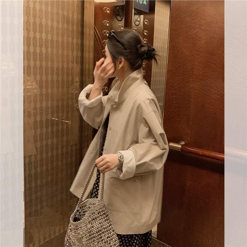 Jachetă scurtă pentru femei din amestec de bumbac, croială A-line, lungime medie-lungă 65–80 cm, guler polo, fără mâneci.