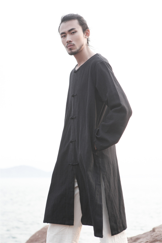 Kaput od konopno-ramije tkanine, dugačak 80–100 cm, rever, jednostruko kopčanje, podstava od pamuka, slobodan kroj