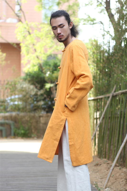 Kaput od konopno-ramije tkanine, dugačak 80–100 cm, rever, jednostruko kopčanje, podstava od pamuka, slobodan kroj