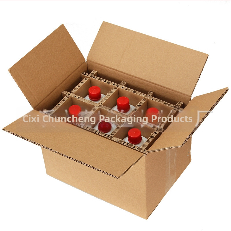 Nápojovo balenie s ochrannou doskou, skladací kartón, kartón s včelím plástom, hrúbka 15, čistá hmotnosť 0,5 kg, určené pre balenie vína.