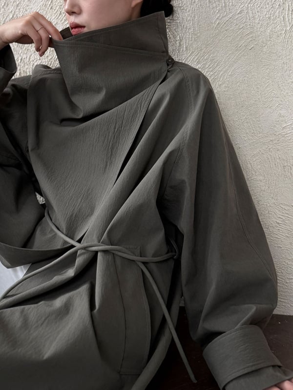 Palton-jachetă de damă, lungime medie, guler cu rever, croială lejeră, cordon talie