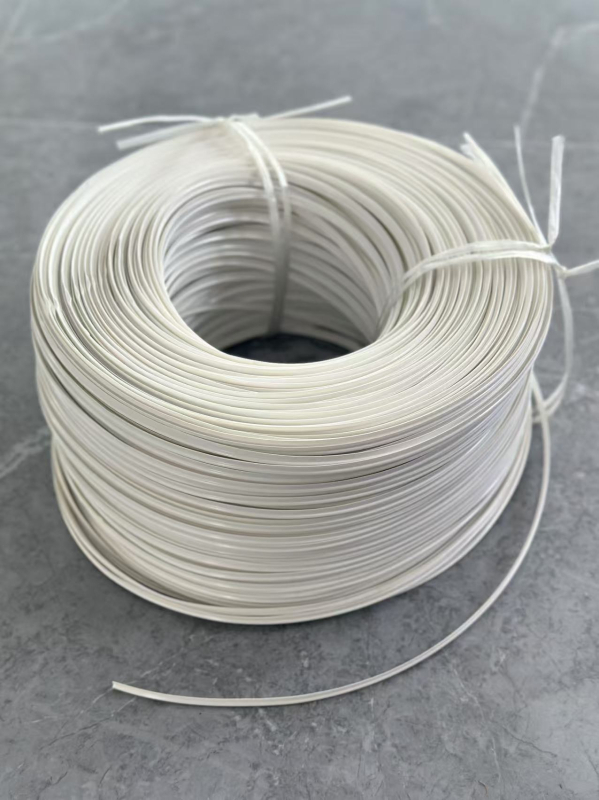 Bone Strip – PE materijal, gradski minimalistički stil, dodaci za prtljagu, proljeće 2024