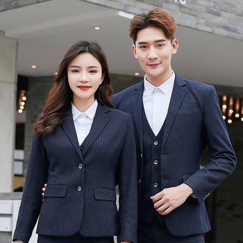 Ανδρικό κουστούμι σε στενή γραμμή από συνθετικό μαλλί, peaked γιακά, δύο κουμπιά στη σειρά, κεντρική πίσω σχισμή — για άνοιξη και εργασία