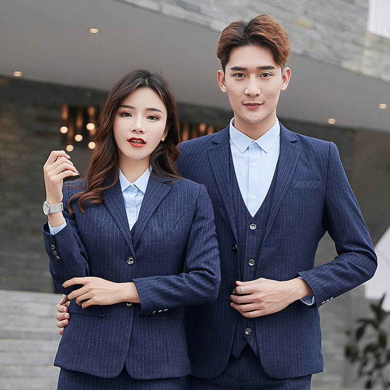 Ανδρικό κουστούμι σε στενή γραμμή από συνθετικό μαλλί, peaked γιακά, δύο κουμπιά στη σειρά, κεντρική πίσω σχισμή — για άνοιξη και εργασία