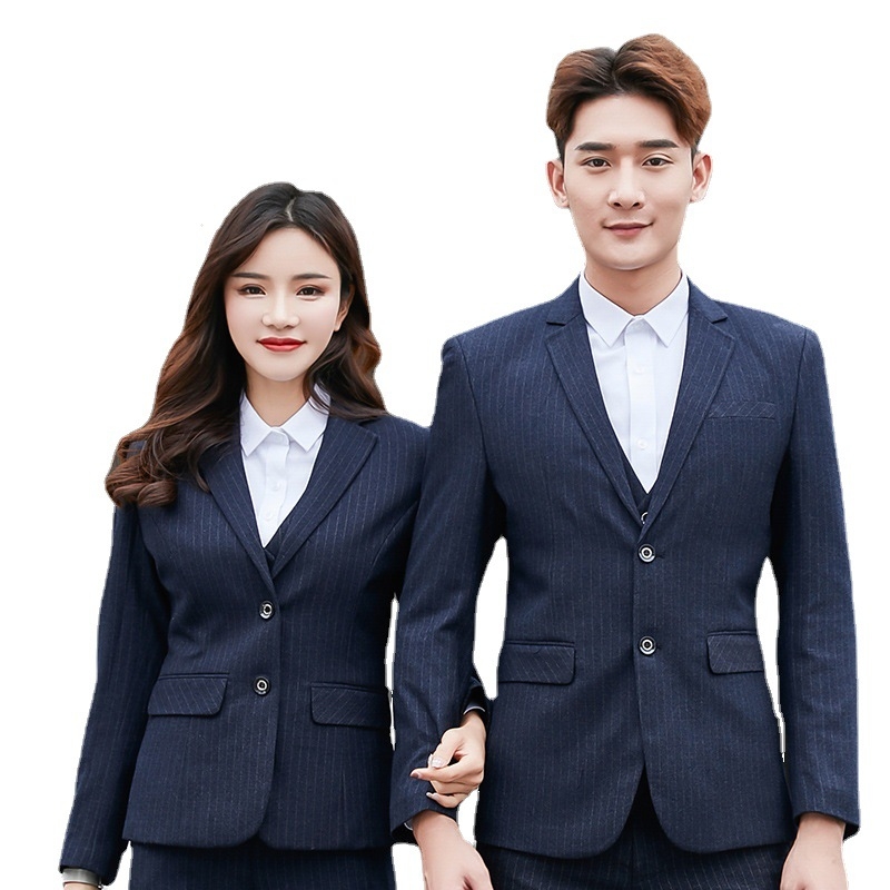 Ανδρικό κουστούμι σε στενή γραμμή από συνθετικό μαλλί, peaked γιακά, δύο κουμπιά στη σειρά, κεντρική πίσω σχισμή — για άνοιξη και εργασία