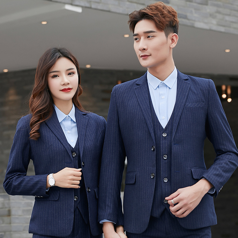 Ανδρικό κουστούμι σε στενή γραμμή από συνθετικό μαλλί, peaked γιακά, δύο κουμπιά στη σειρά, κεντρική πίσω σχισμή — για άνοιξη και εργασία