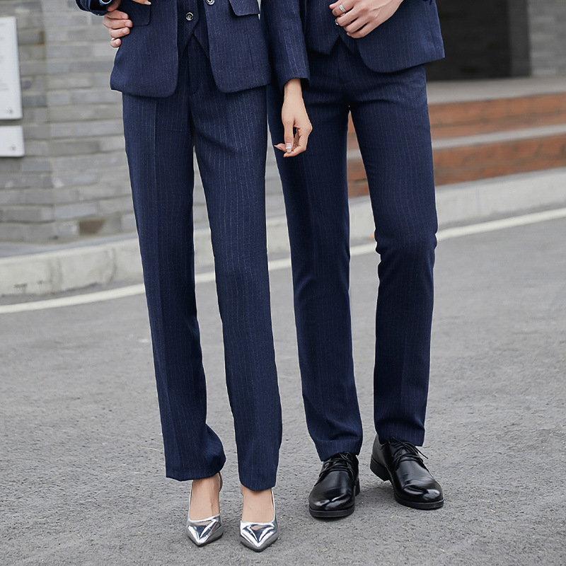 Ανδρικό κουστούμι σε στενή γραμμή από συνθετικό μαλλί, peaked γιακά, δύο κουμπιά στη σειρά, κεντρική πίσω σχισμή — για άνοιξη και εργασία