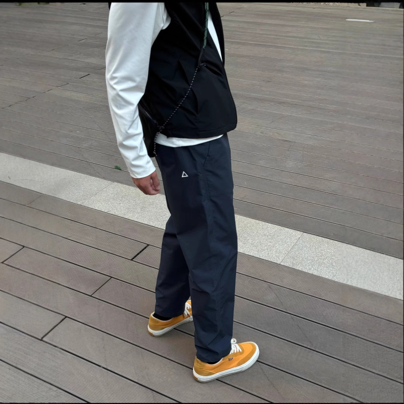 Unisex casual radne hlače — ravni kroj, lagani materijal, srednji pojas, zip zatvarač, poliester