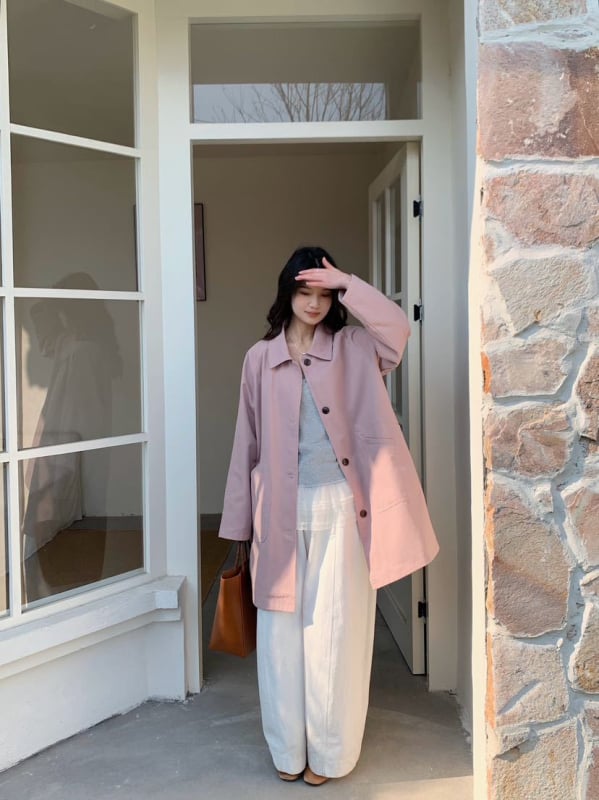 Paltonă damă în stil coreean, croială lejeră, lungime medie, guler Turn-Down, amestec de bumbac 70–80%, închidere frontală cu nasturi