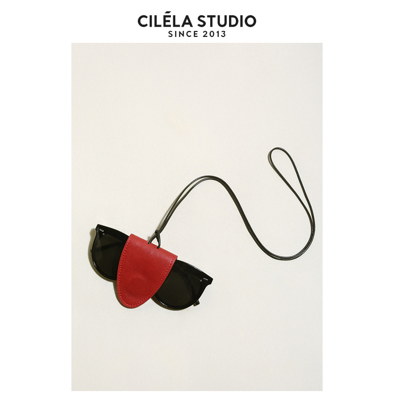 Táska akasztó — első réteg növényi bőr, poggyász kiegészítők, téli 2024