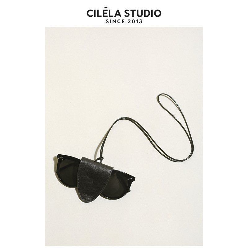 Táska akasztó — első réteg növényi bőr, poggyász kiegészítők, téli 2024