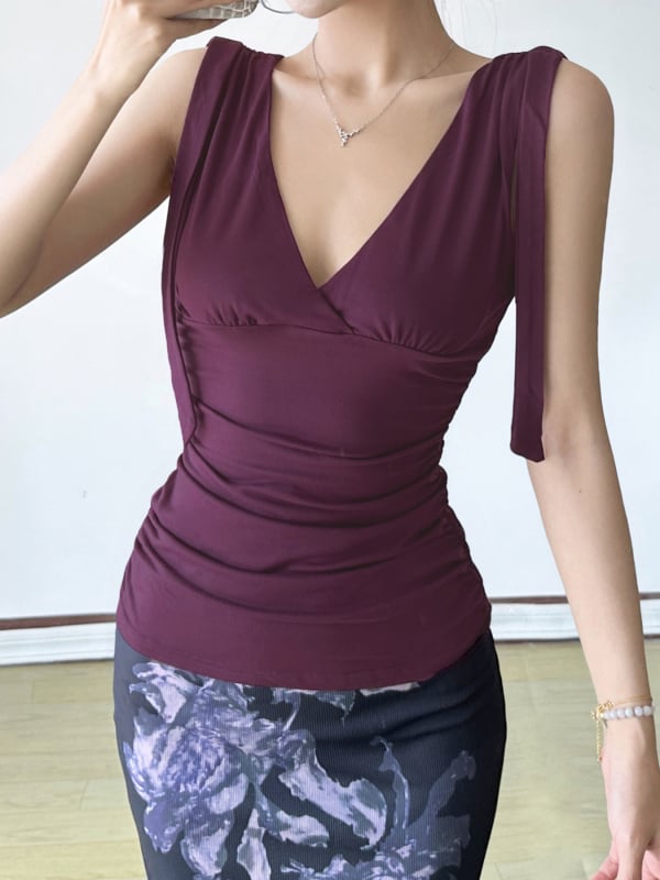Hálós nyakú felső mély V-nyakkal, redőzött melltartórész, karcsú szabás, rövid fazon, tej-selyem‑polyészter keverék