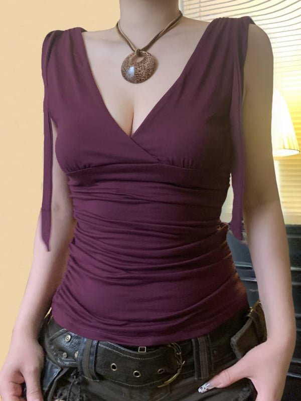 Hálós nyakú felső mély V-nyakkal, redőzött melltartórész, karcsú szabás, rövid fazon, tej-selyem‑polyészter keverék