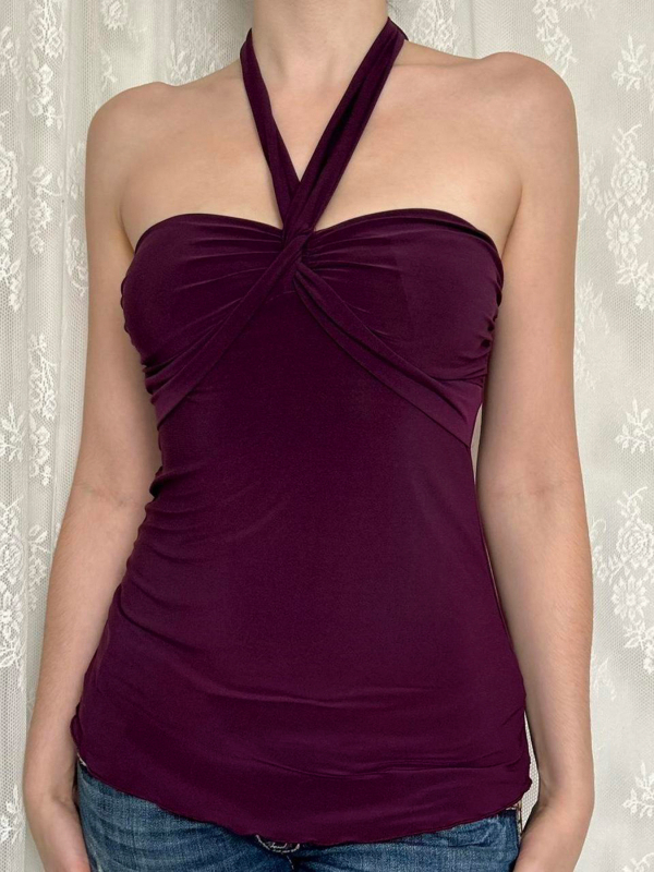 Hálós nyakú felső mély V-nyakkal, redőzött melltartórész, karcsú szabás, rövid fazon, tej-selyem‑polyészter keverék